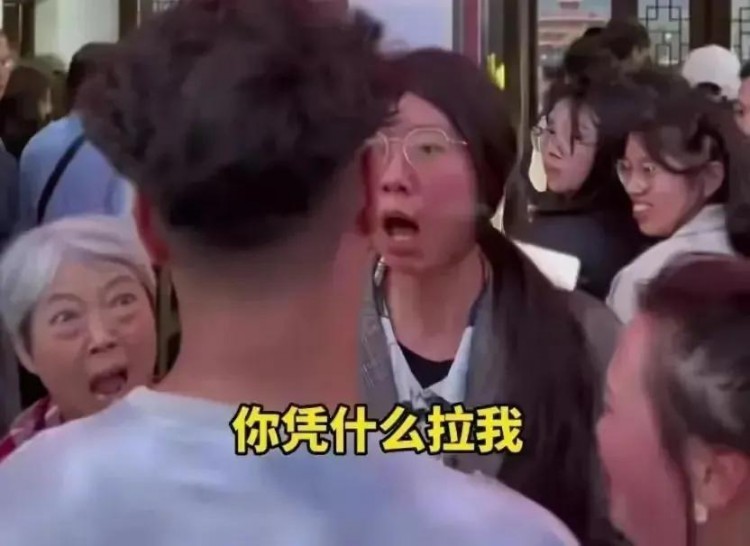 抓紧机会赚钱!插队女微博收获众多赞赏